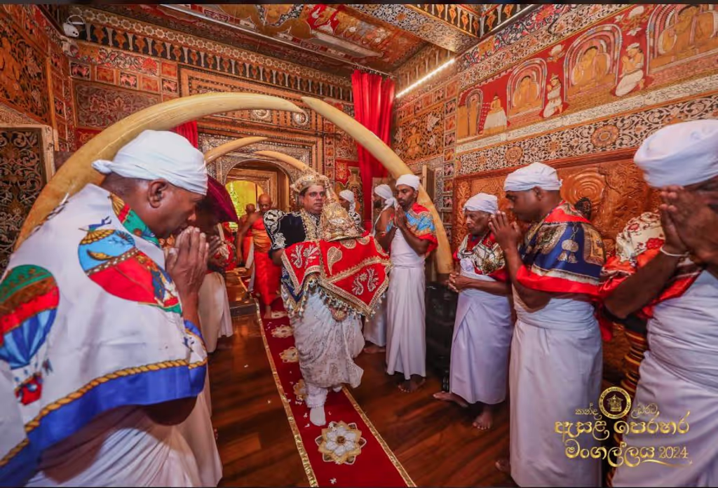 Colombo Private Tour - Tooth relic temple
