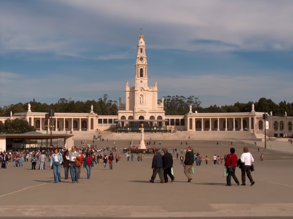 Lisbon Private Tour - Fátima-Old Basilica