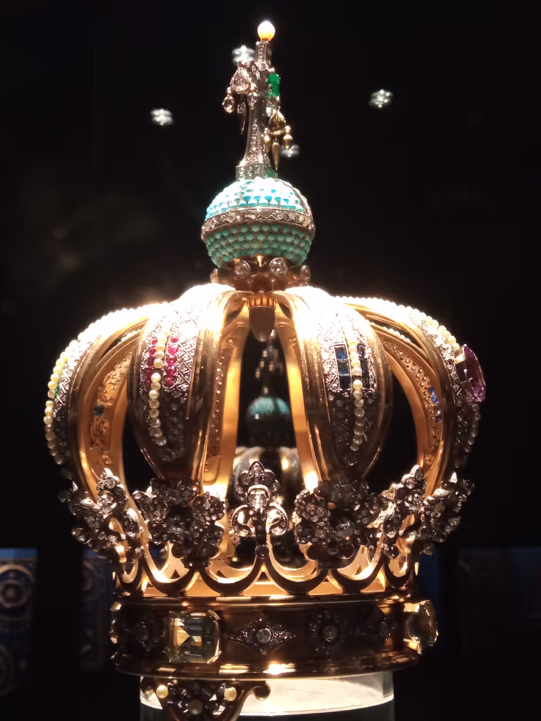 Lisbon Private Tour - Crown with the bullet