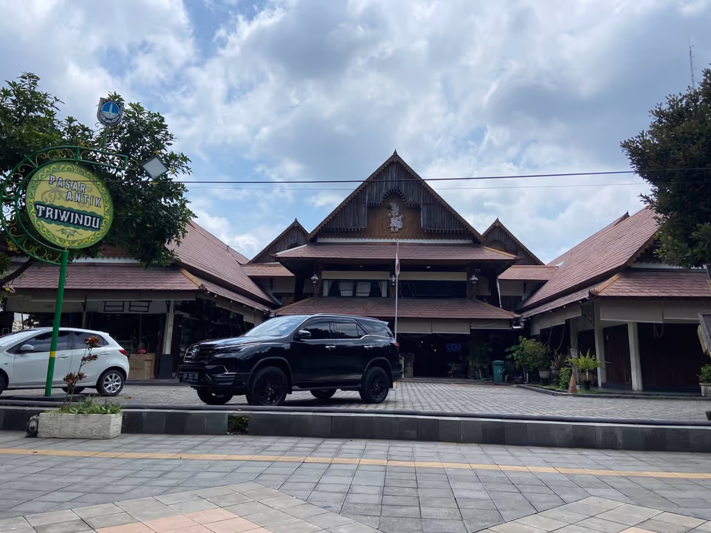 Surakarta Private Tour - Antique Market