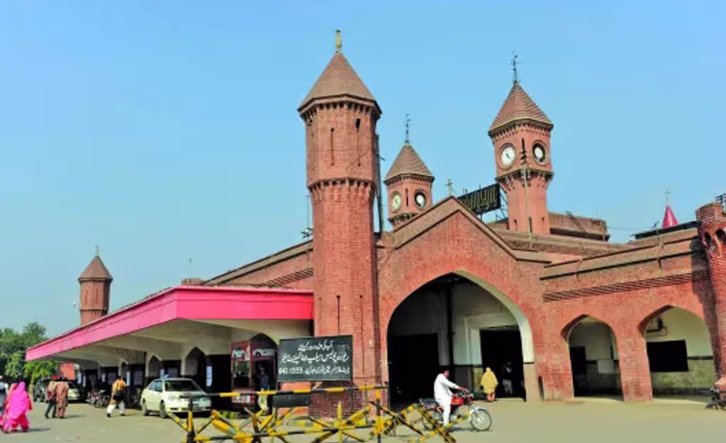 Lahore Private Tour - Lahore Railway Station