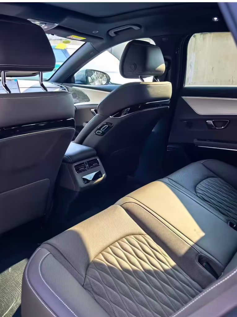 Chengdu Private Tour - Five-seater sedan