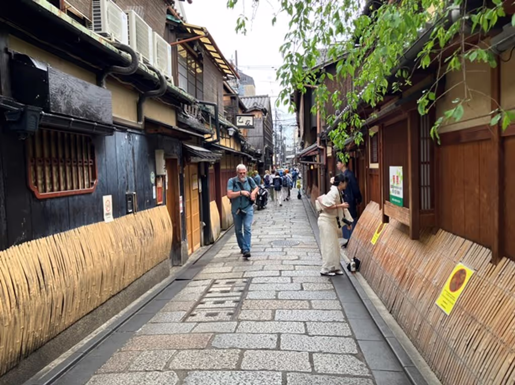 Kyoto Private Tour - Footpath in Gion Higashi
