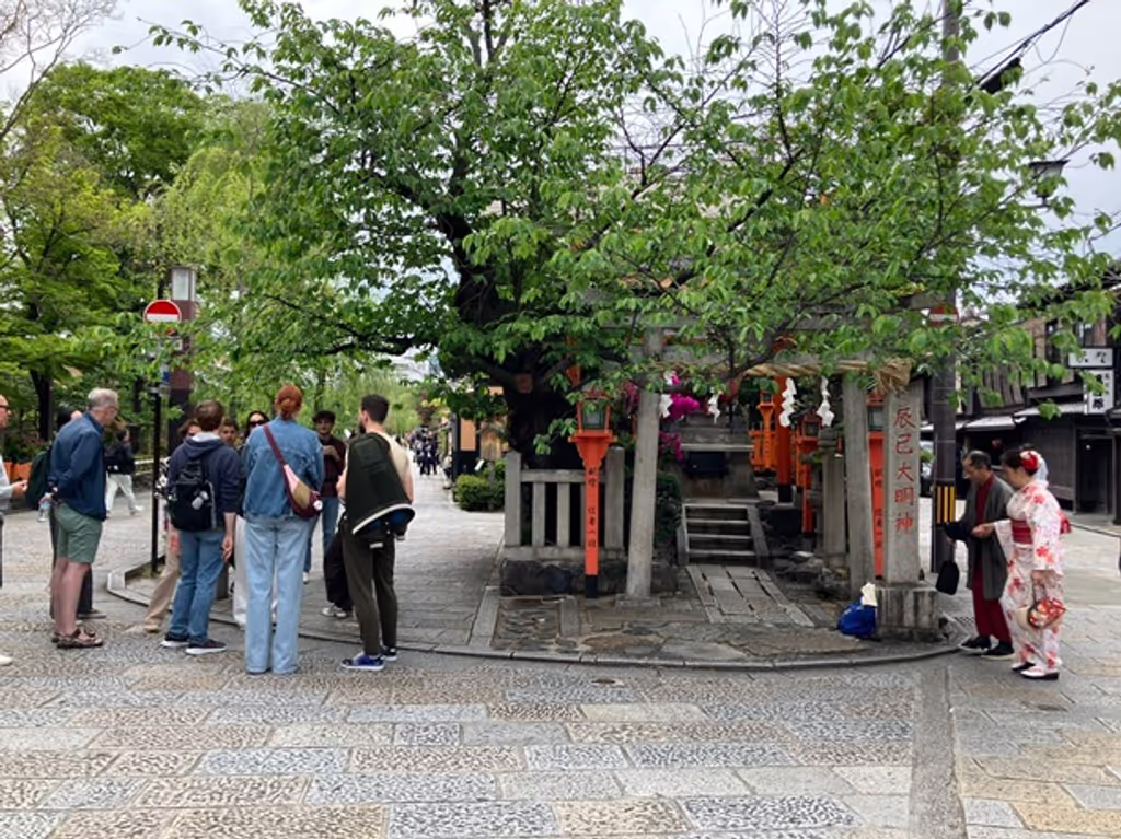 Kyoto Private Tour - Landmark in Gion Higashi,Tatumi Shrine