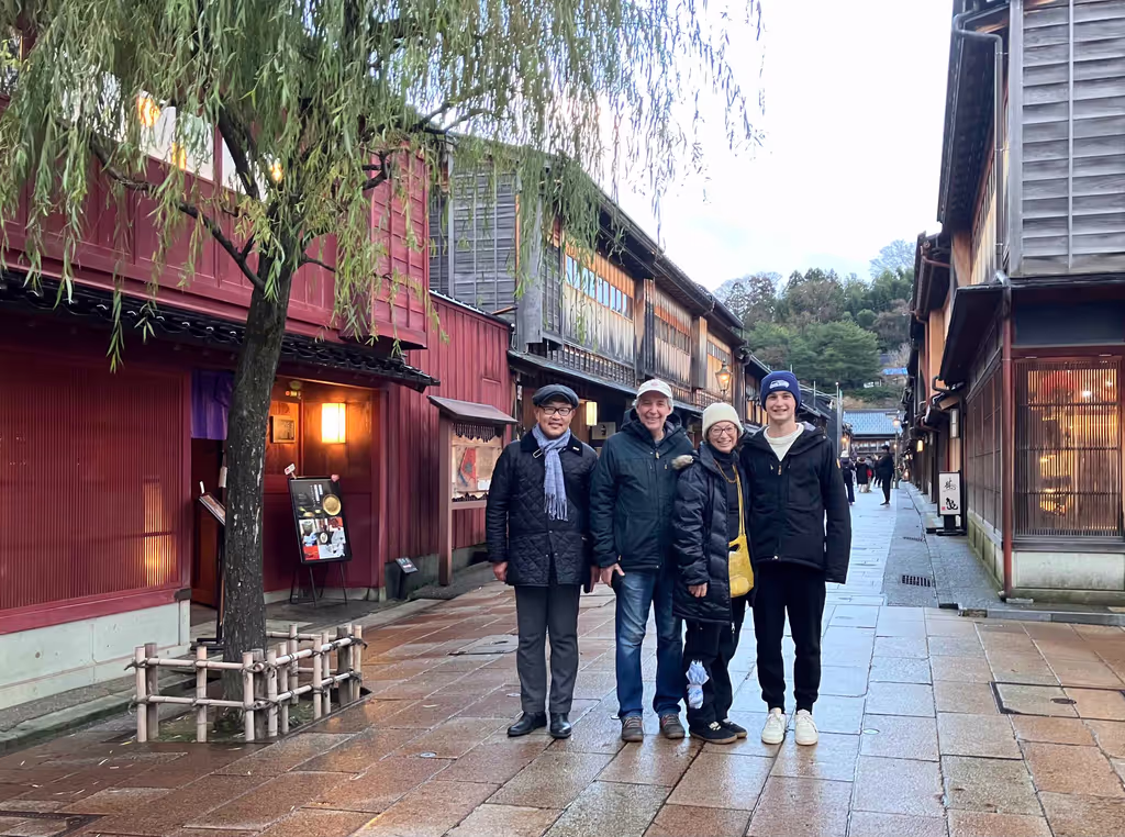 Kanazawa Private Tour - Higashichaya with guests