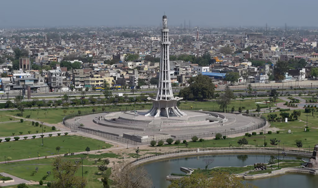 Lahore Private Tour - Minar-e-Pakistan