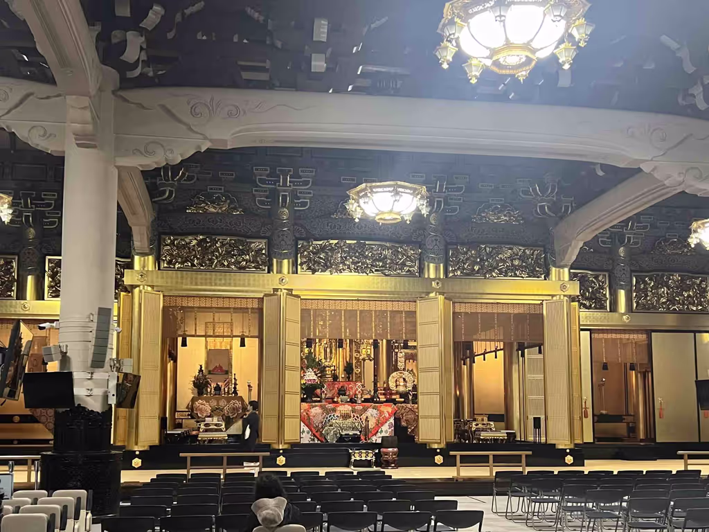 Yokohama Private Tour - A unique blend of East and West: Golden chandelier