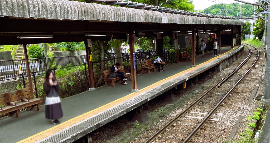 Kamakura Private Tour - Step into Mu-hui’s shoes on the platform.