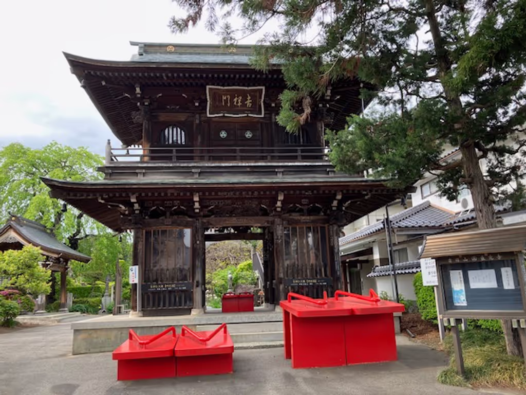 Nagano Private Tour - Tokoji Temple (Giant Geta Sandals in front)