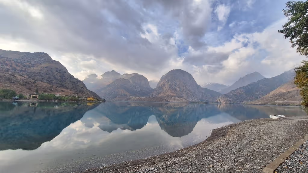 Sughd Private Tour - View of Iskandarkul on cloudy days