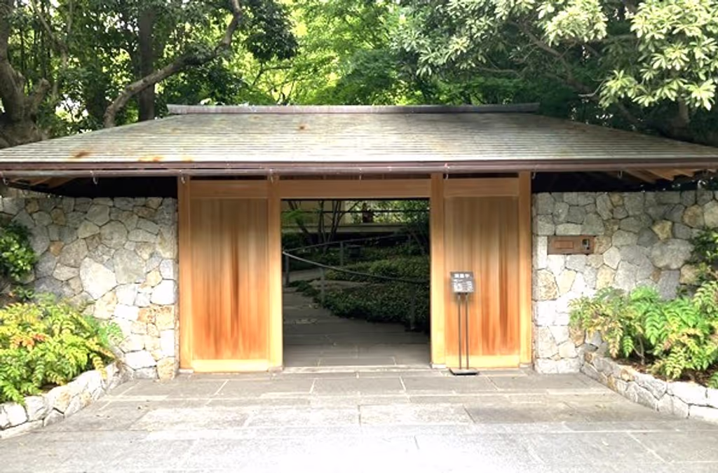 Kobe Private Tour - Entrance gate