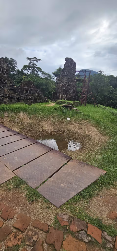 Da Nang Private Tour - The bomb crater
