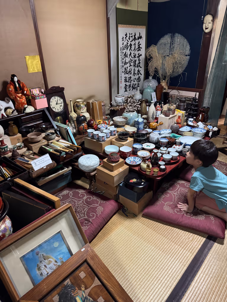 Osaka Private Tour - Antique shop