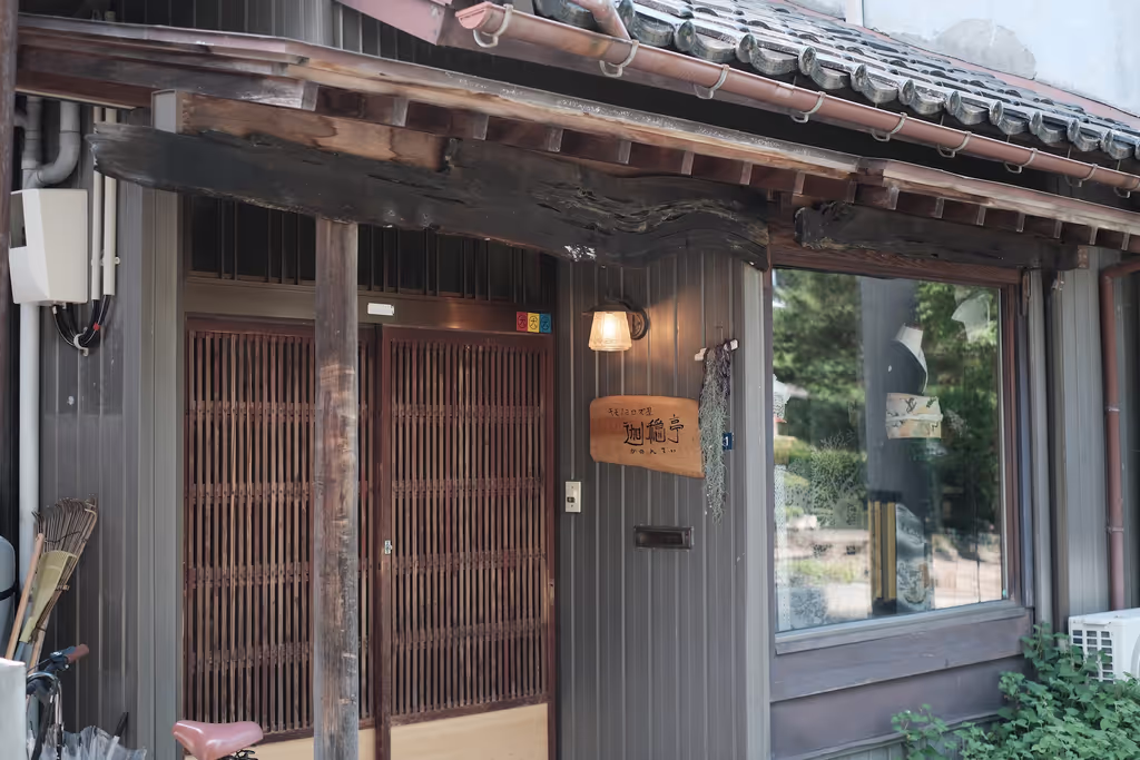 Toyama Private Tour - In front of Kanon-tei
