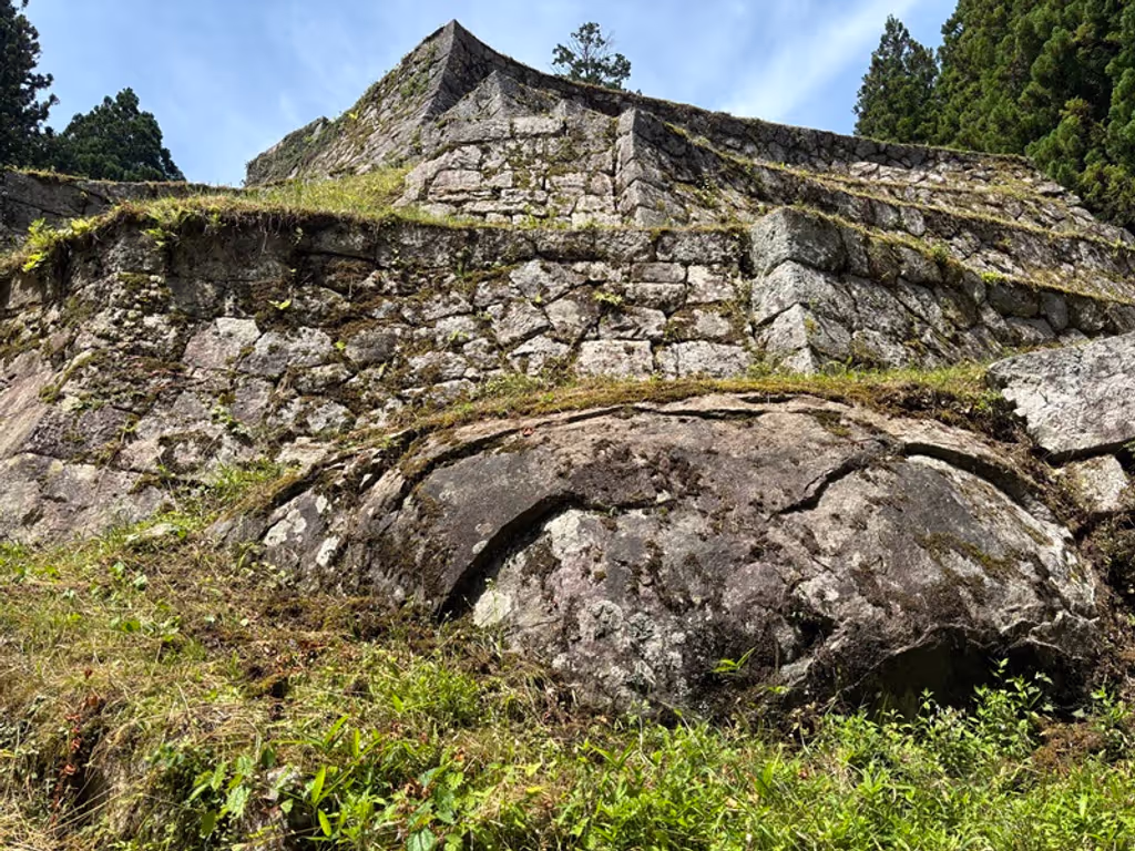 Gifu Private Tour - Stone wall built on natural huge rock