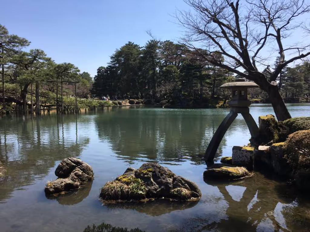 Kanazawa Private Tour - Kasumiga-ike Pond in Kenrokuen Garden.