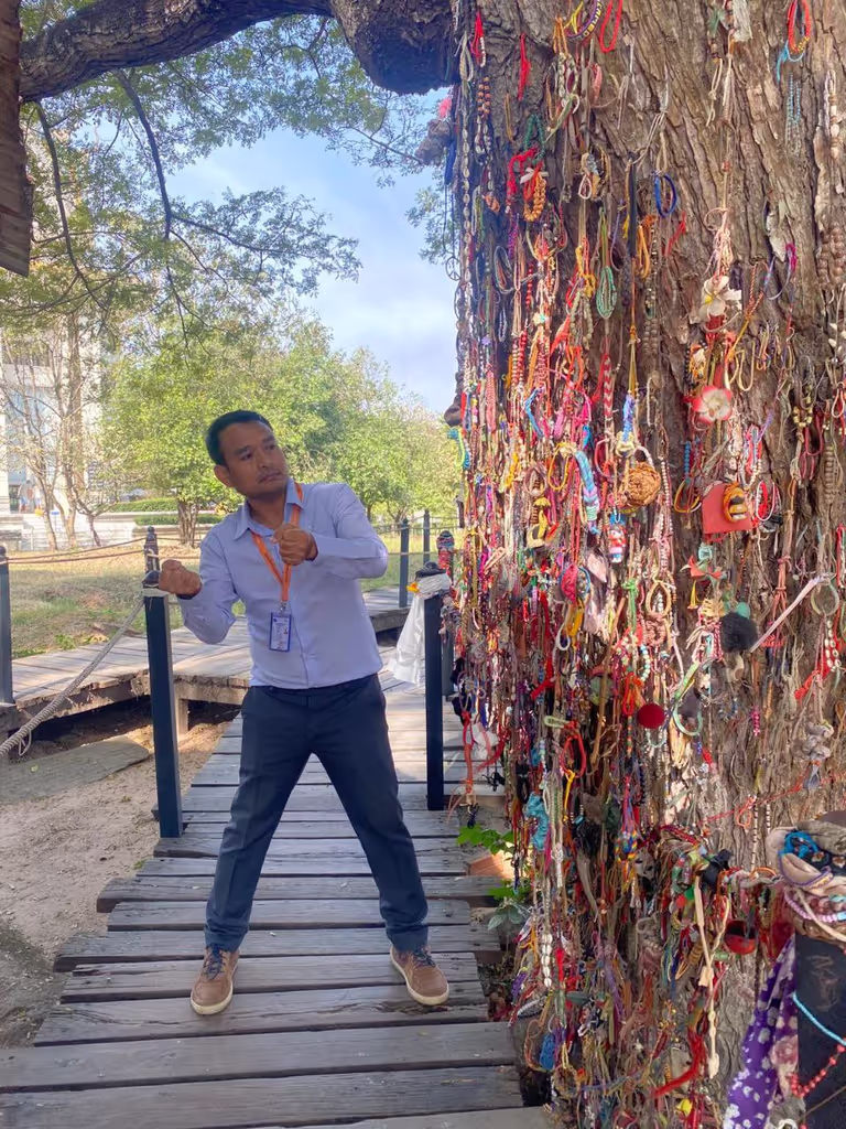 Phnom Penh Private Tour - show traveler how to beat children with the tree