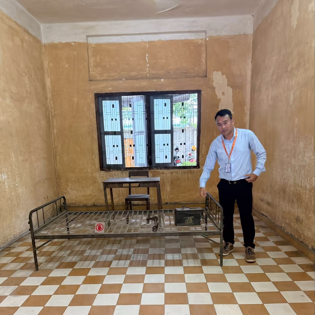 Phnom Penh Private Tour - Show travelers where they tortured victim