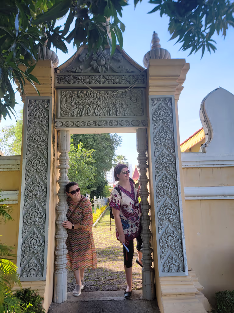 Phnom Penh Private Tour - surprise travelers about Throne Hall