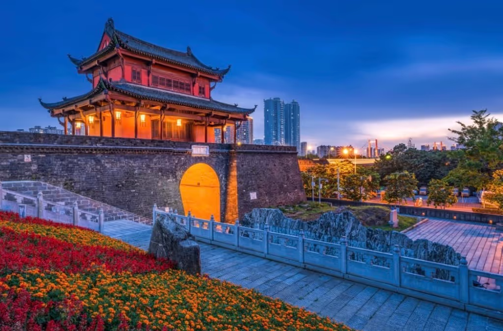 Wuhan Private Tour - Gate in The Nightfall