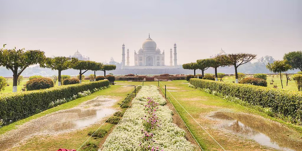 Khajuraho Private Tour - Taj mahal Entry gate view