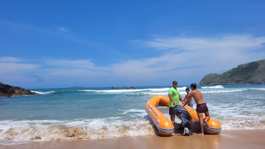 Florianopolis Private Tour - The raft that takes us to the boat