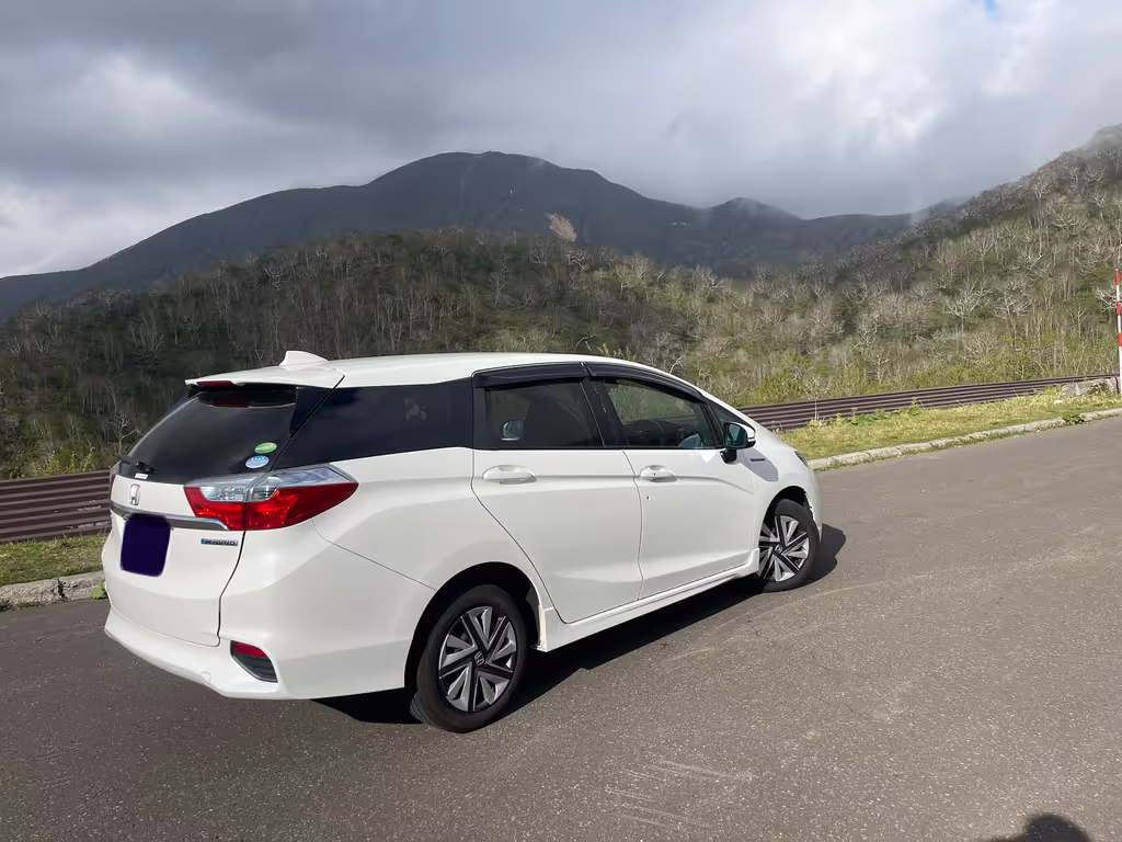 Hokkaido Private Tour - Honda Shuttle (Hybrid) 2016