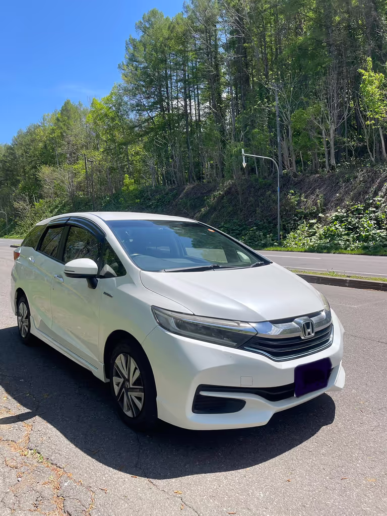 Hokkaido Private Tour - Honda Shuttle (Hybrid) 2016