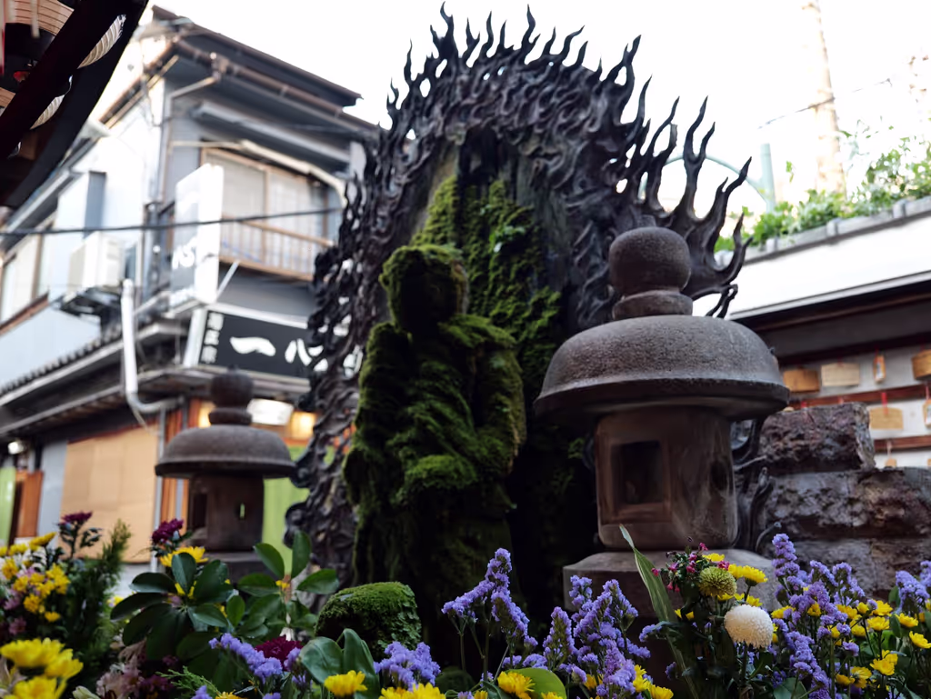 Osaka Private Tour - Mizukake Fudo at Hozenji Temple. Photo: Hyppolyte de Saint-Rambert / Wikimedia Commons / CC BY 4.0. Resized.