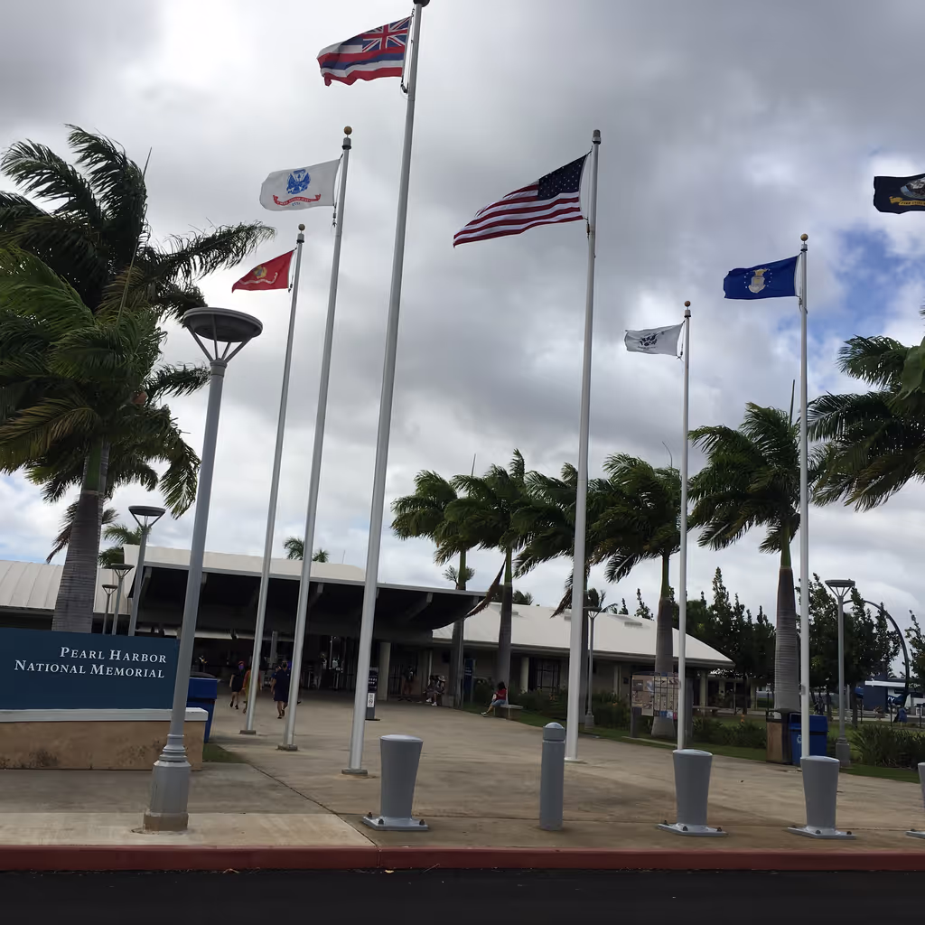 Honolulu Private Tour - Entering Pearl Harbor Visitor Center — beginni