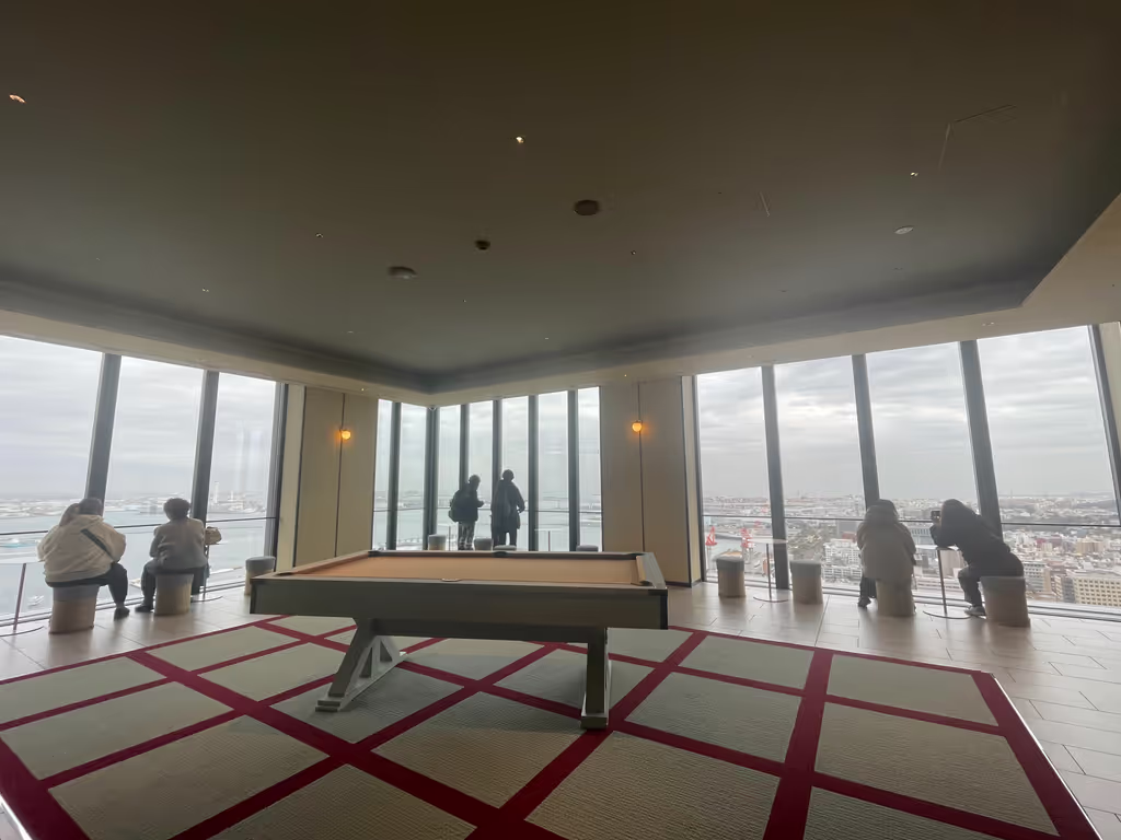 Kamakura Private Tour - A spacious, relaxing observation floor on the 46th