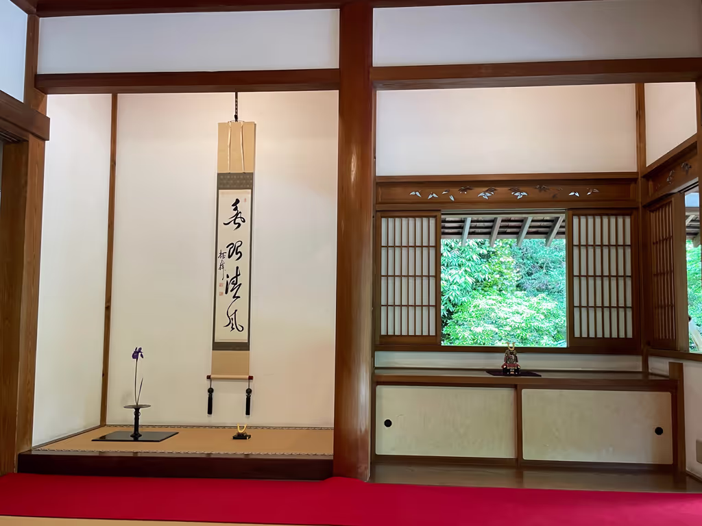 Kamakura Private Tour - The "Window of Confusion" — a square window
