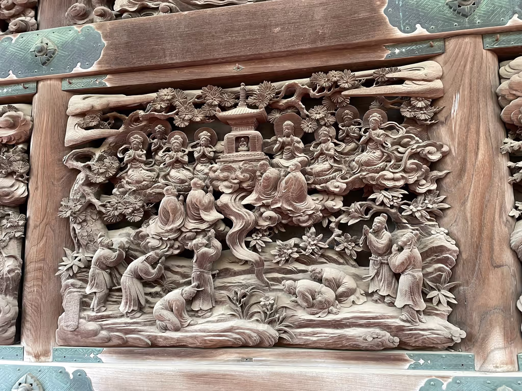 Tokyo Private Tour - Marvelous original Carvings in the temple