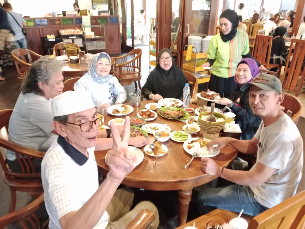 Bandung Private Tour - Restaurant with our custumer