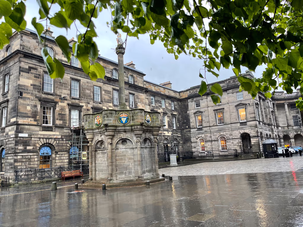 Edinburgh Private Tour - Mercat Cross in the rain