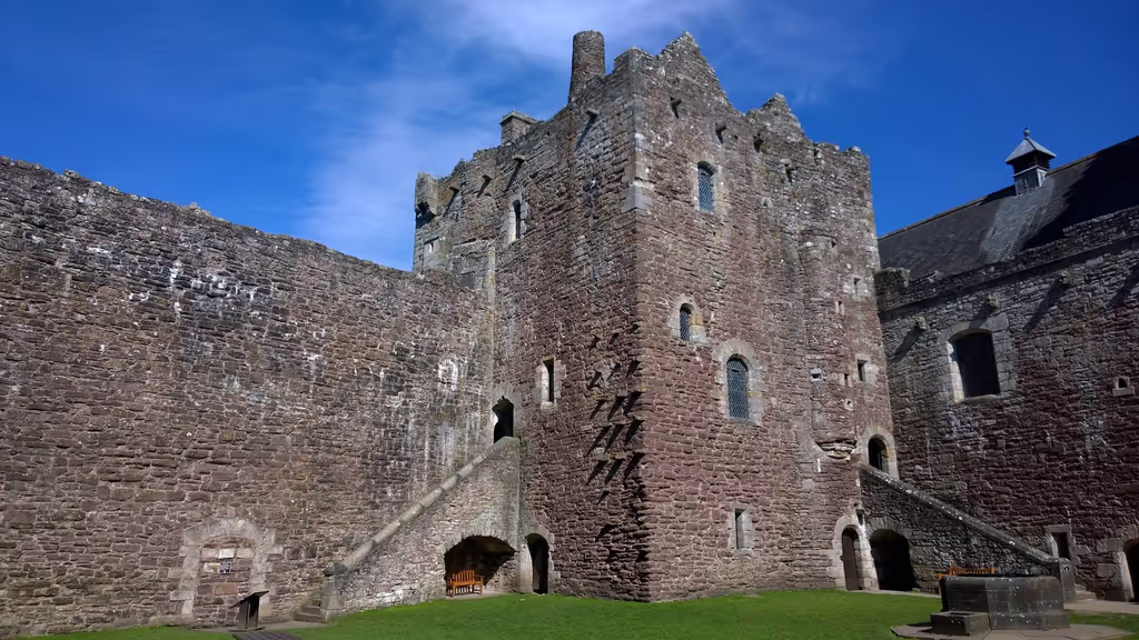 Edinburgh Private Tour - Courtyard of Doune Castle