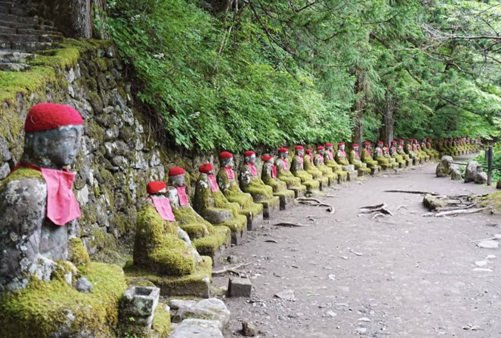 Tokyo Private Tour - Statues of Jizo in Kanmangafuchi Abyss
