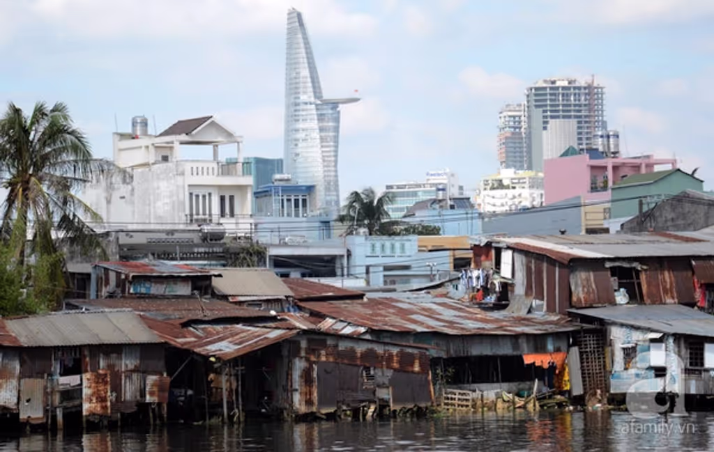 Ho Chi Minh Private Tour - Slum area nearby luxury district