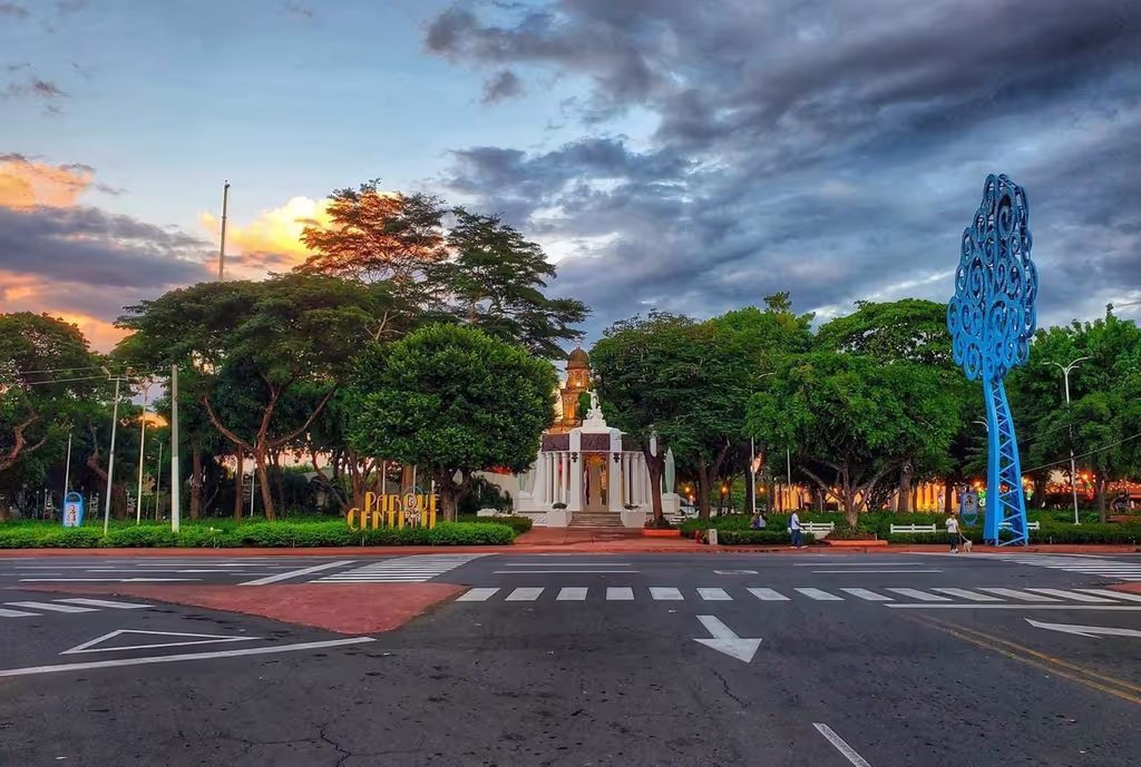 Managua Private Tour - Entrance to Parque central de managua