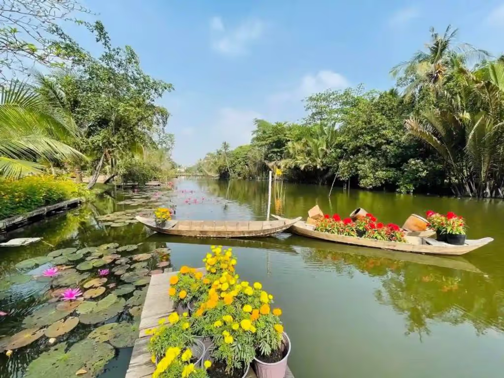 Ho Chi Minh Private Tour - Lotus pond