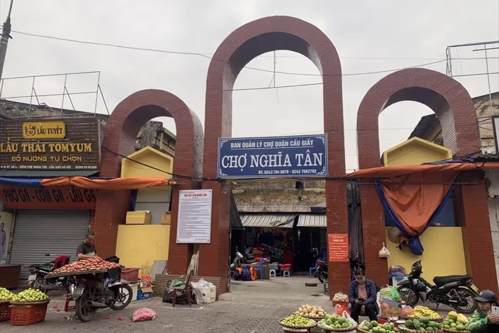 Hanoi Private Tour - At the market entrance, right at the meeting spot