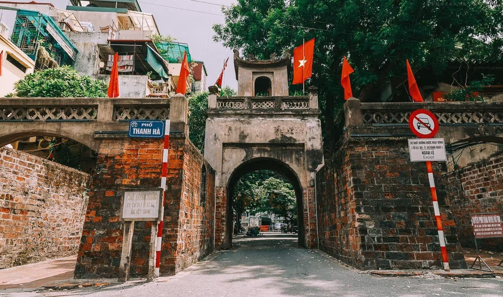 Hanoi Private Tour - O Quan Chuong gate