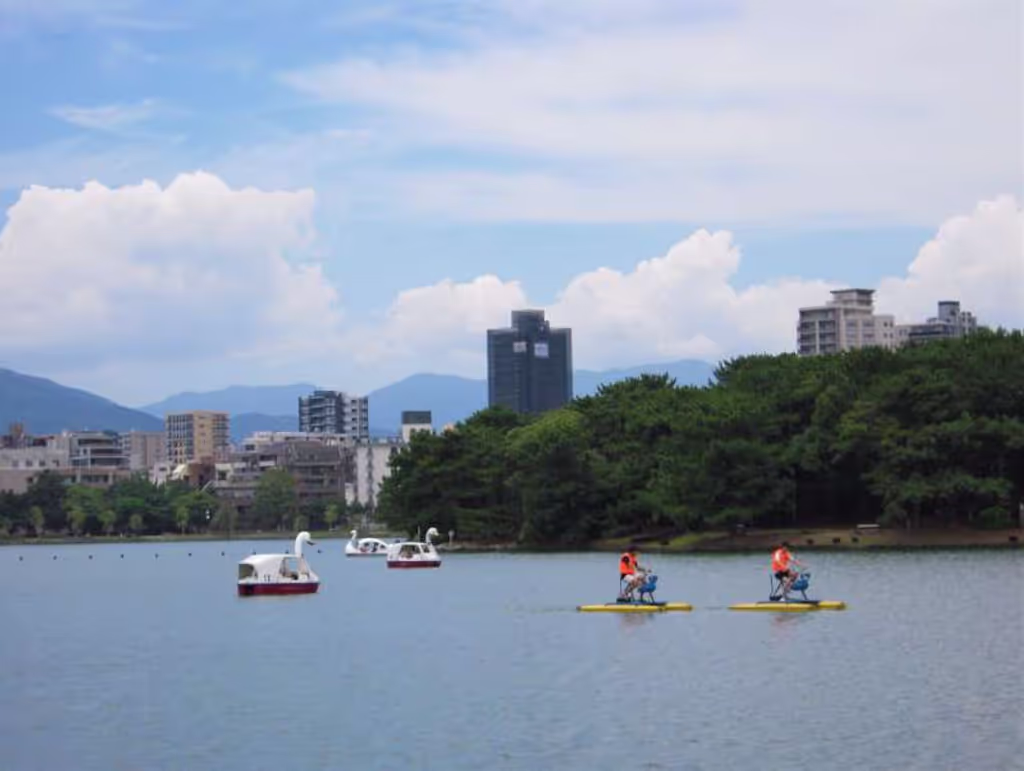 Fukuoka Private Tour - Have a relaxing time in Ohori park