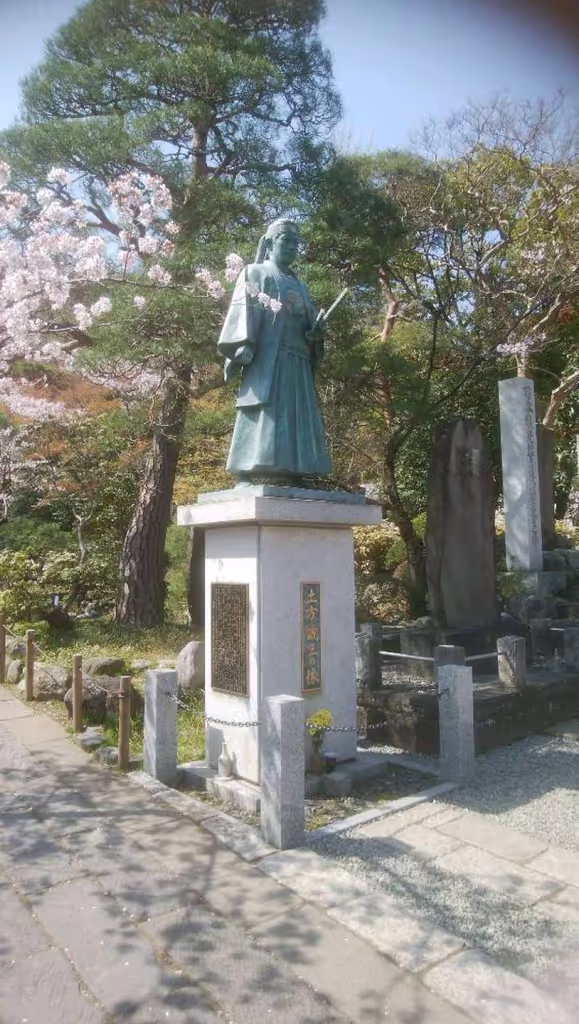 Tokyo Private Tour - The statue of Hijikata Toshizo
