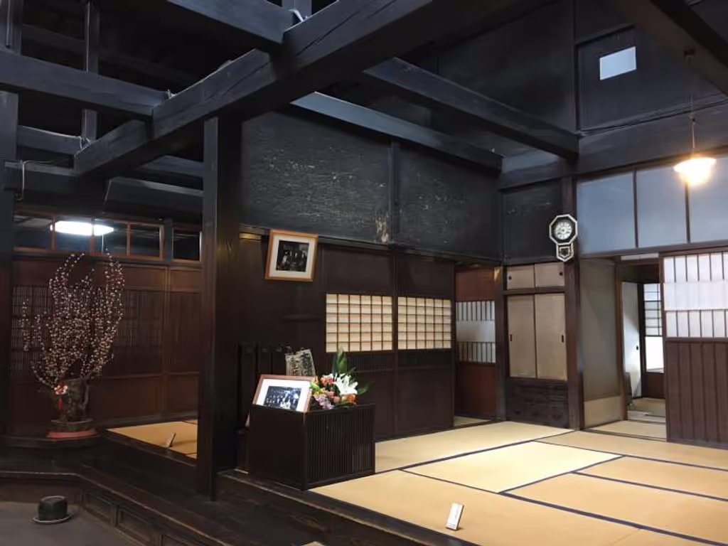 Takayama Private Tour - See the inside of traditional Japanese houses to see the authentic culture that has been passed down from the 17th century.