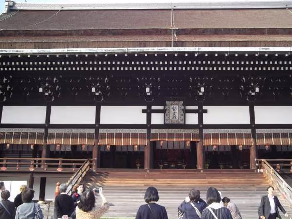 Kyoto Private Tour - "Shishinden" Hall, the most dignified place where important events like emperor`s enthronements take place.(Seen only when the palce is open to the public in spring and autumun.)