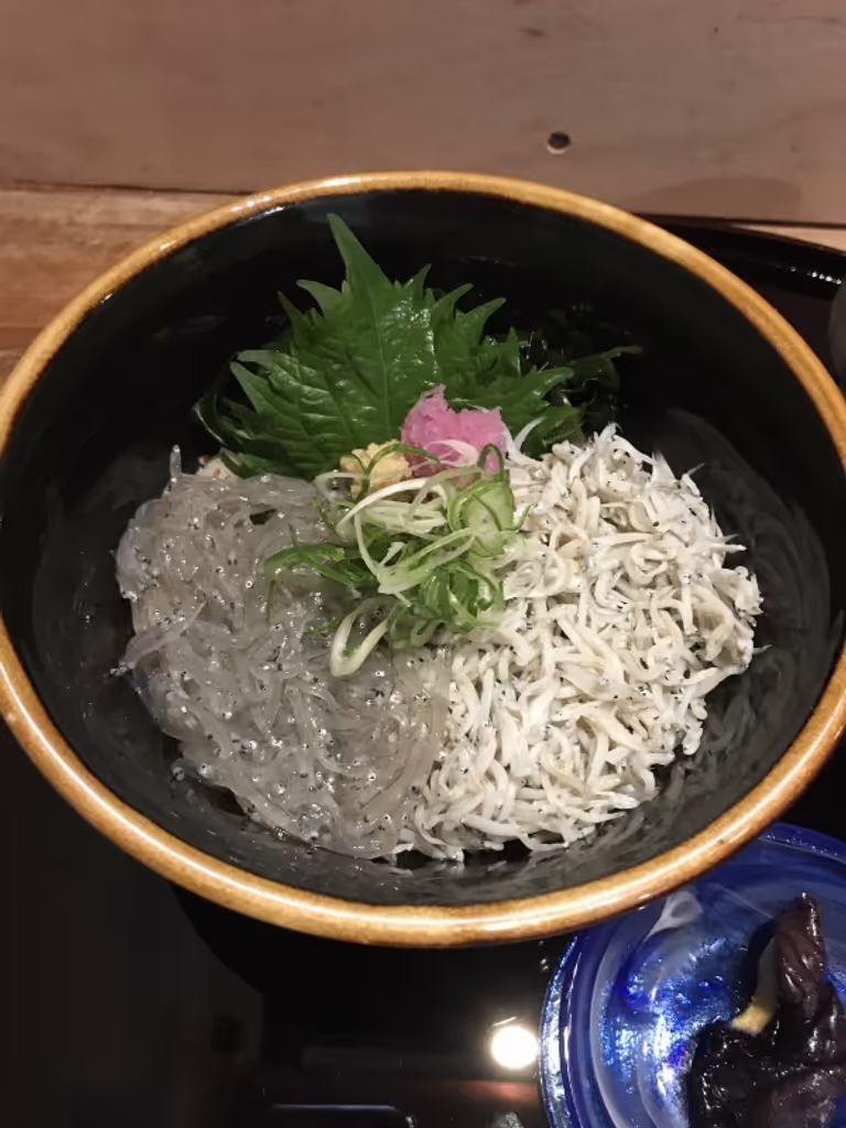 Tokyo Private Tour - ☆Shirasu don lunch at Komachidori street ☆
Shirasu ( tiny sardine fish) is the speciality of Kamakura. 
