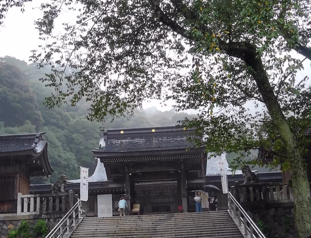 Gifu Private Tour - old shrine beside the mountain in Gifu