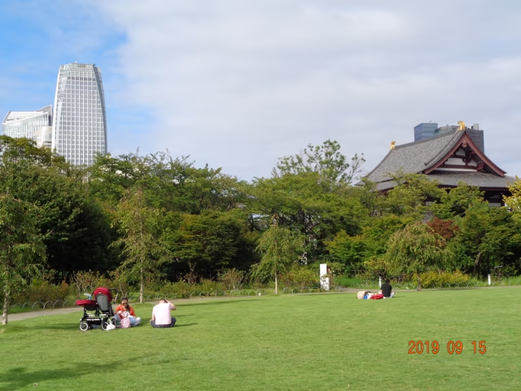 Tokyo Private Tour -  Shiba-Park, hinten Zōjō-ji Tempel  und moderne Gebaeude, Roppongi-Tower