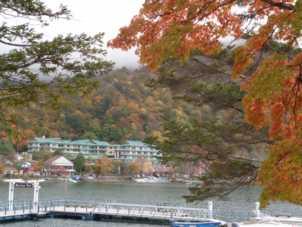 Tokyo Private Tour - ein Hotel am See